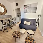 F1 Hyper Centre Apartment